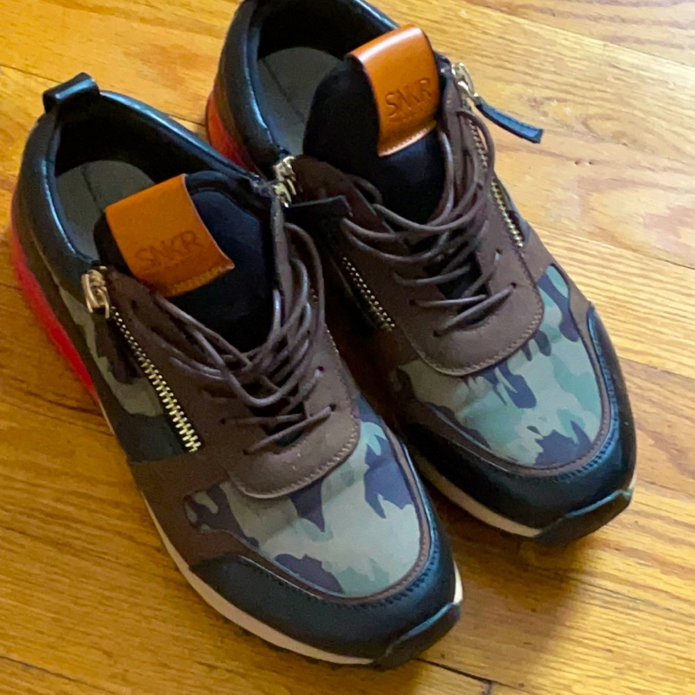 Preowned SNKR sneakers sz 11.